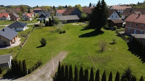 Drohnenaufnahme eines freien Baugrundstücks in Hagenheim, Hofstetten, umgeben von Natur und Häusern.