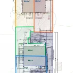 Das Bild zeigt einen farbigen Grundrissplan mit eingezeichneten Grundstücksgrenzen und Gebäudekonturen. Orange und Blau markieren verschiedene Titelgrenzen. Flächenangaben sind sichtbar, z. B. "266.9 m²" und "306.6 m²". Maßangaben und weitere technische Details sind ebenfalls erkennbar.