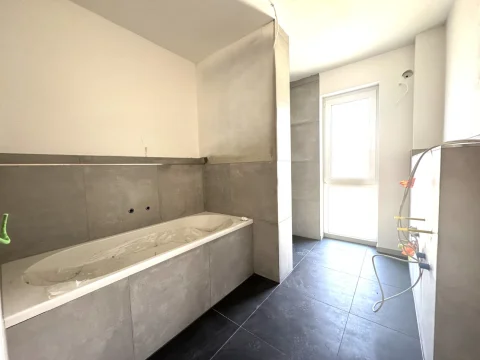 Das Bild zeigt ein unvollständiges Badezimmer, vermutlich im Obergeschoss einer Wohnung (