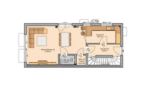Das Bild zeigt den Grundriss des Erdgeschosses einer Doppelhaushälfte (EG DHH). Es umfasst ein großes Wohn-/Esszimmer, eine Küche, ein WC, einen Abstellraum und einen Flur. Darstellungen von Möbeln wie Sofa, Tisch und Stühle sind zu sehen.