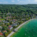 Luftaufnahme von Herrsching am Ammersee. Idealer Standort für Immobiliensuche und Grundstückskauf. Baugrundstück mit Seeblick