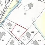 Das Bild zeigt einen Ausschnitt eines Lageplans. Markiert ist das Grundstück 982/3, umgeben von den Straßen „Miesbacher Straße“ und „Hagnweg“. Um das markierte Grundstück sind weitere Parzellen und Gebäude zu sehen.