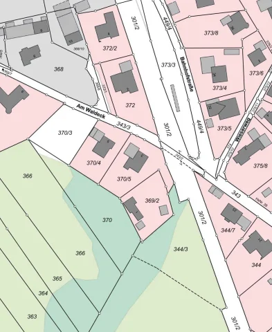 Übersichtlicher Lageplan von Landhaus Tegernsee Das Bild zeigt einen detaillierten Katasterplan oder Lageplan. Es sind Parzellen mit Nummern sowie Gebäudestrukturen und Straßen enthalten. Die Straßen „Am Waldeck“ und „Bahnhofstraße“ sind benannt. Der Plan umfasst verschiedenfarbige Bereiche, die unterschiedliche Grundstücksnutzungen oder -eigentümer anzeigen könnten.