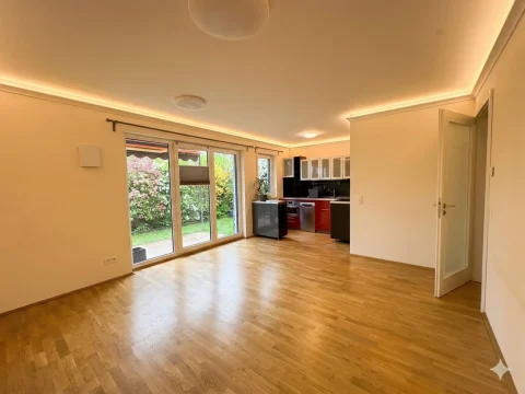 Offener Wohn-Essbereich mit Küche Moderner offener Wohn-Essbereich mit integrierter Küche und stilvoller Einrichtung