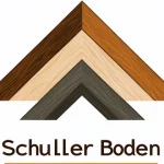 Das Bild zeigt das Firmenlogo von "SchulLer Boden", dargestellt als dreieckiges Symbol, das sechs holzähnliche Streifen in verschiedenen Brauntönen beinhaltet, welche zusammen ein stilisiertes Dach formen. Unter dem Symbol steht der Name "SchuLLer Boden" in schwarzer Schrift.