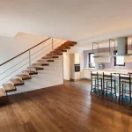 Modernes Interieur, Boden legen, Holztreppe. Modernisieren, Sanieren, Handwerke macht neu aus alt.