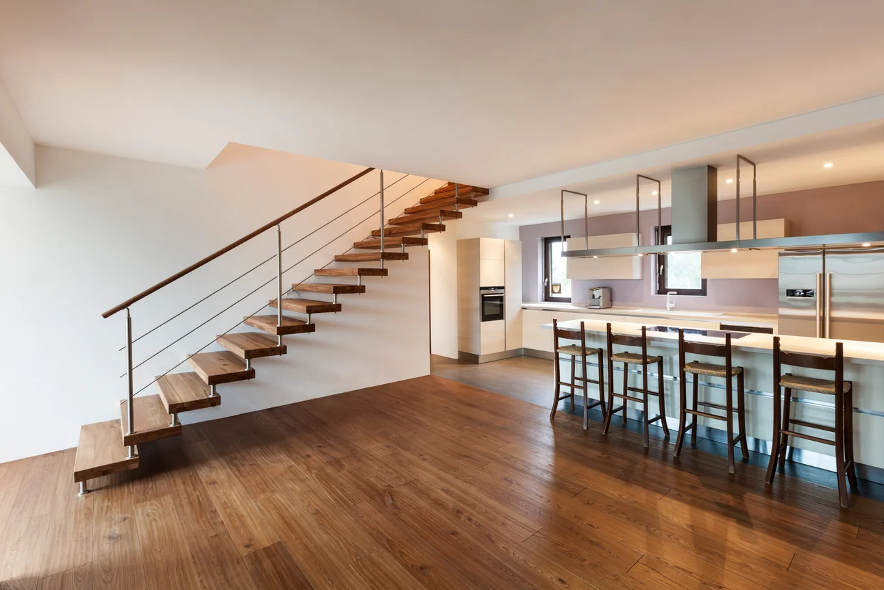 Modernes Interieur, Boden legen, Holztreppe. Modernisieren, Sanieren, Handwerke macht neu aus alt.