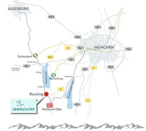 Das Bild zeigt eine stilisierte Karte der Region um München mit den umliegenden Städten wie Augsburg und Weilheim. Es markiert wichtige Autobahnen (A8, A95, A96) und Bundesstraßen. Hervorgehoben sind auch Zugverbindungen und die Lage der Seen Ammersee und Starnberger See. Raisting ist durch einen roten Punkt markiert.