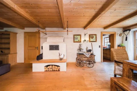 Gemütlicher Kamin im offenen Wohn-Essbereich Das Bild zeigt einen Raum im traditionellen bayrischen Stil, vermutlich eine