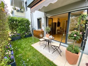 Bild einer frisch und modern gestalteten Terrasse mit Loungemöbeln und Pflanzen.