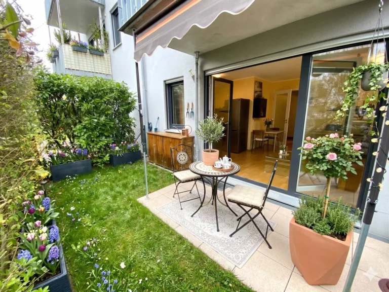 Bild einer frisch und modern gestalteten Terrasse mit Loungemöbeln und Pflanzen.